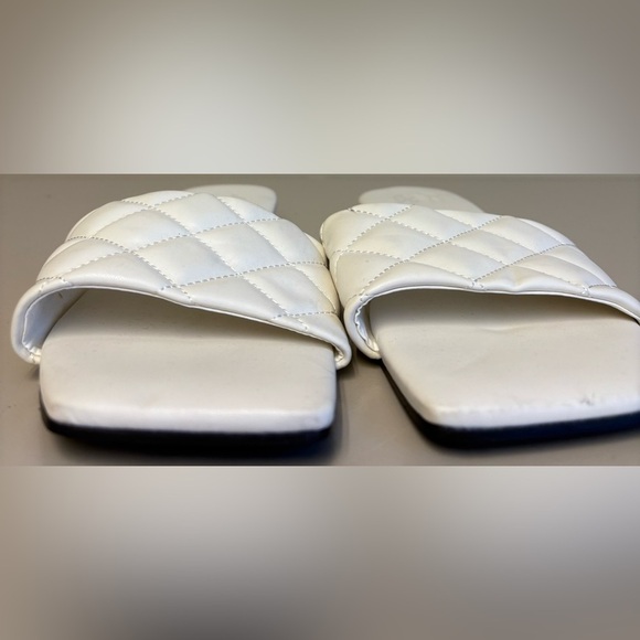 Malvados White Quilted Open-Toe Faux Leather near flat Sandals women's size 8 - Picture 6 of 8